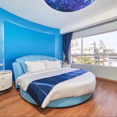 사파이어 호텔 방콕 외부 사진 A bedroom at the hotel