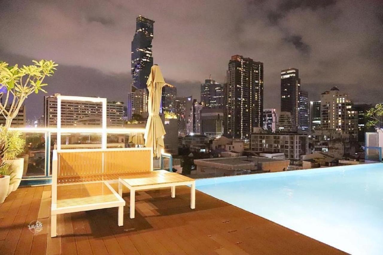 사파이어 호텔 방콕 외부 사진 The rooftop pool at the hotel
