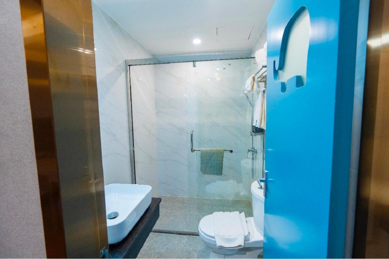 사파이어 호텔 방콕 외부 사진 A shower cubicle in a hotel bathroom