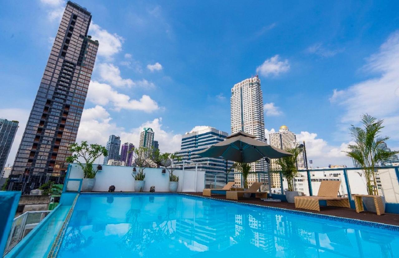 사파이어 호텔 방콕 외부 사진 The pool at the rooftop of the hotel