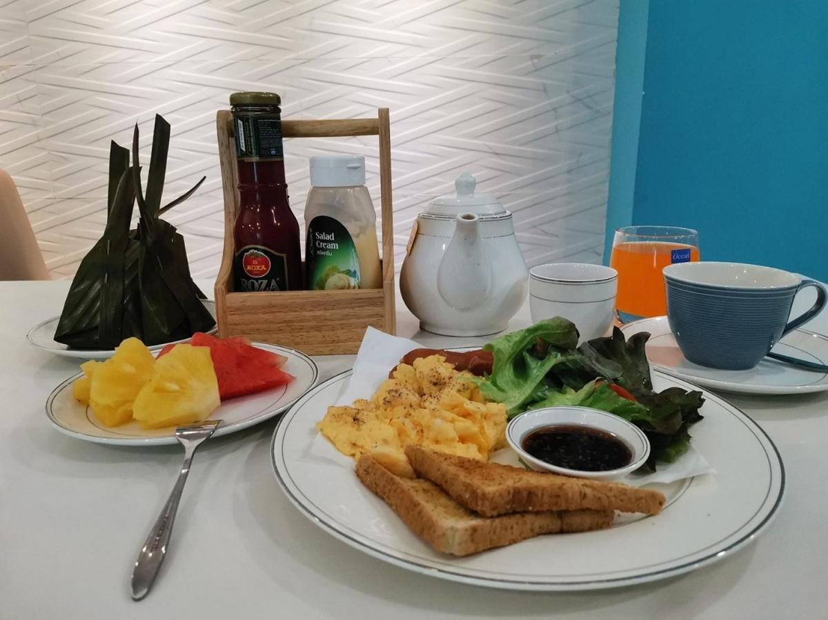 사파이어 호텔 방콕 외부 사진 A breakfast set at a restaurant in Malaysia
