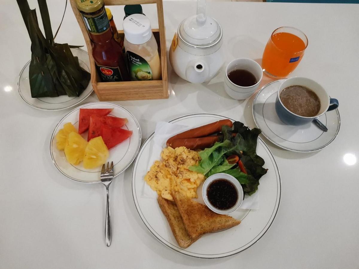 사파이어 호텔 방콕 외부 사진 A breakfast set at a hotel in Jakarta, Indonesia