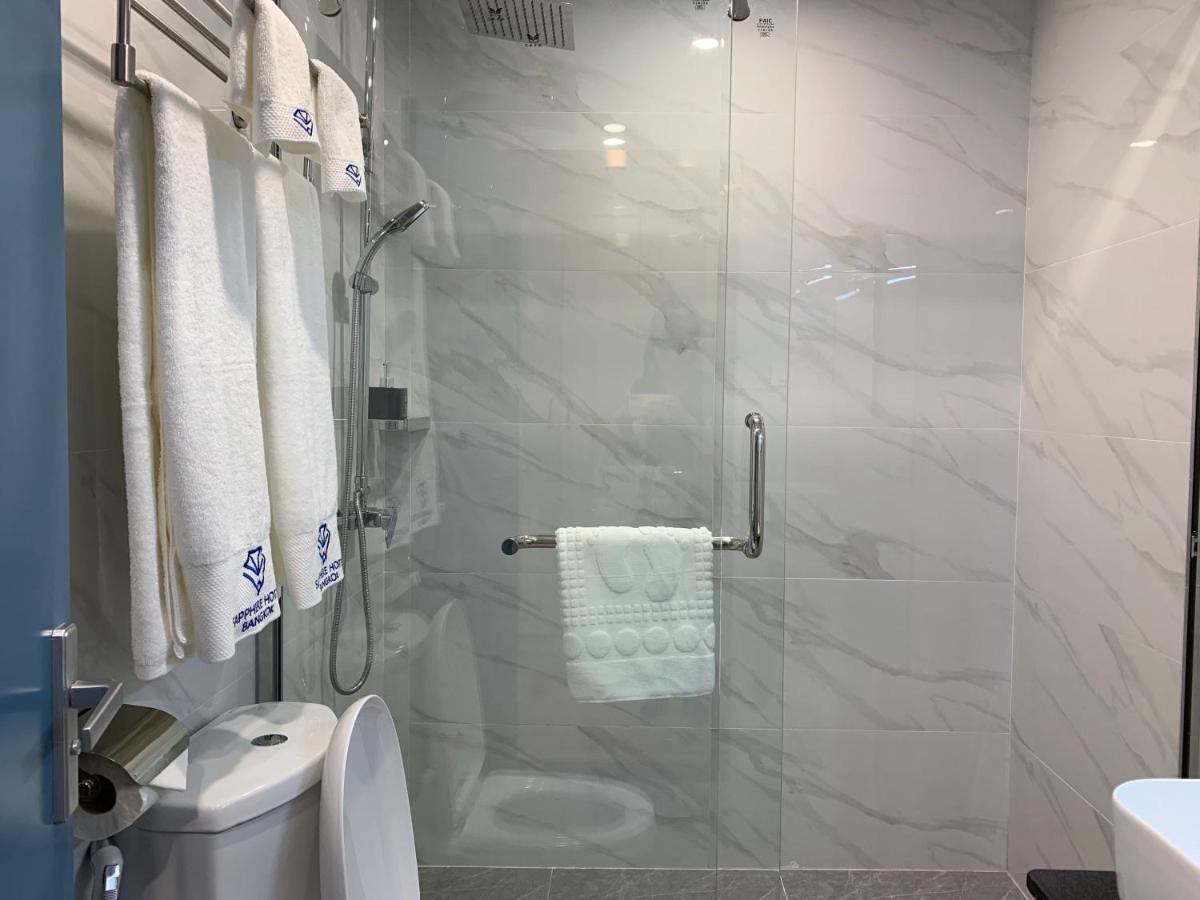 사파이어 호텔 방콕 외부 사진 A shower with a sliding door